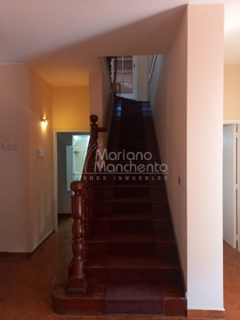 Bº Parque Chacabuco, excelente vivienda de categoría.-