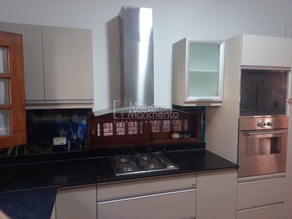 Bº Parque Chacabuco, excelente vivienda de categoría.-