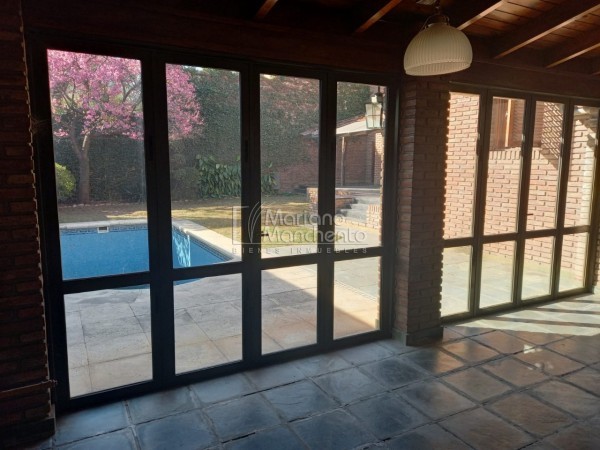 Bº Parque Chacabuco, excelente vivienda de categoría.-