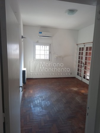 Bº Parque Chacabuco, excelente vivienda de categoría.-
