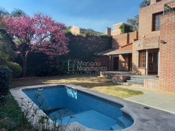 Bº Parque Chacabuco, excelente vivienda de categoría.-