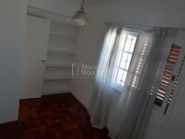 Bº Parque Chacabuco, excelente vivienda de categoría.-