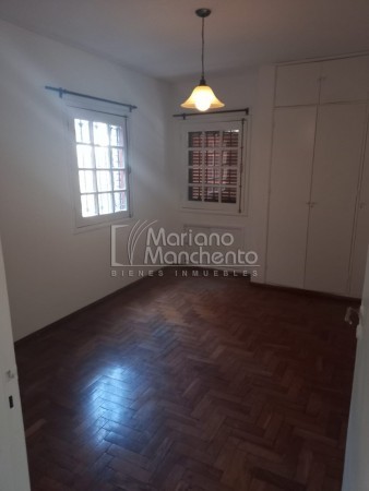 Bº Parque Chacabuco, excelente vivienda de categoría.-