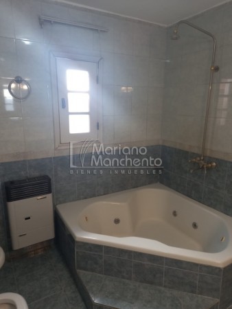 Bº Parque Chacabuco, excelente vivienda de categoría.-