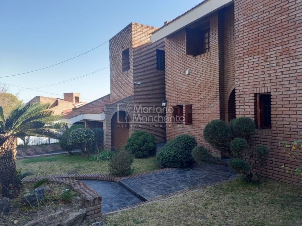 Bº Parque Chacabuco, excelente vivienda de categoría.-
