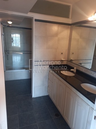 Bº Parque Chacabuco, excelente vivienda de categoría.-