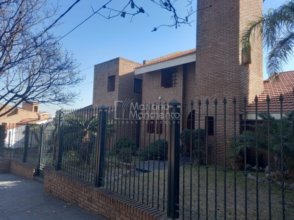 Bº Parque Chacabuco, excelente vivienda de categoría.-