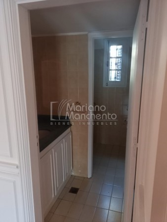 Bº Parque Chacabuco, excelente vivienda de categoría.-