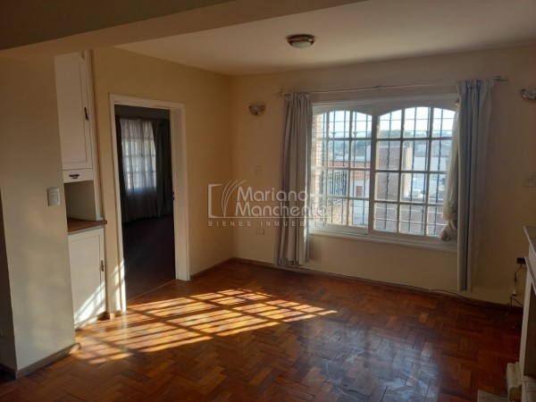 Bº Parque Chacabuco, excelente vivienda de categoría.-
