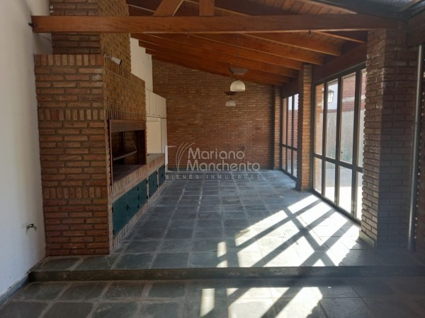 Bº Parque Chacabuco, excelente vivienda de categoría.-