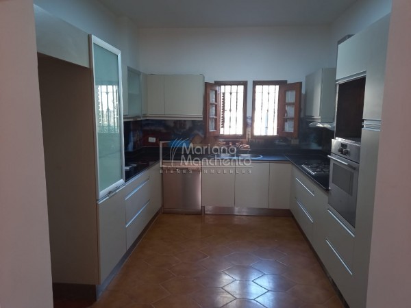 Bº Parque Chacabuco, excelente vivienda de categoría.-