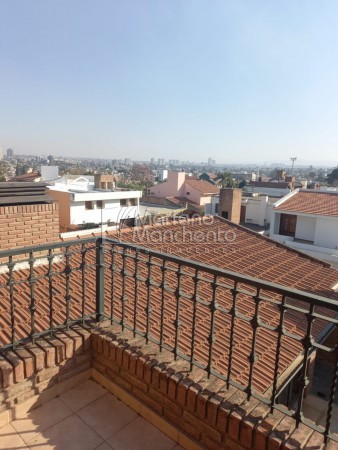 Bº Parque Chacabuco, excelente vivienda de categoría.-