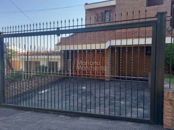 Bº Parque Chacabuco, excelente vivienda de categoría.-
