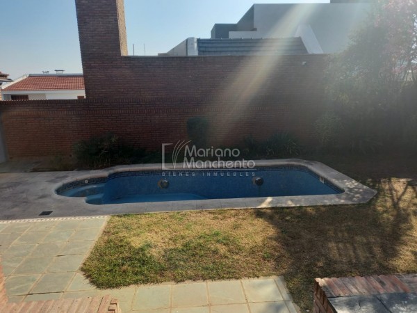 Bº Parque Chacabuco, excelente vivienda de categoría.-