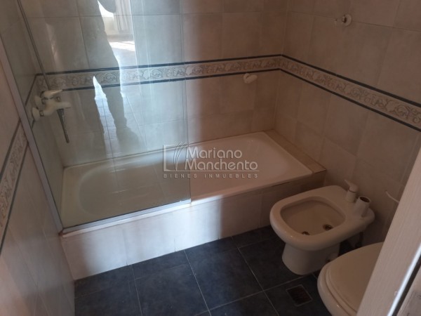 Bº Parque Chacabuco, excelente vivienda de categoría.-