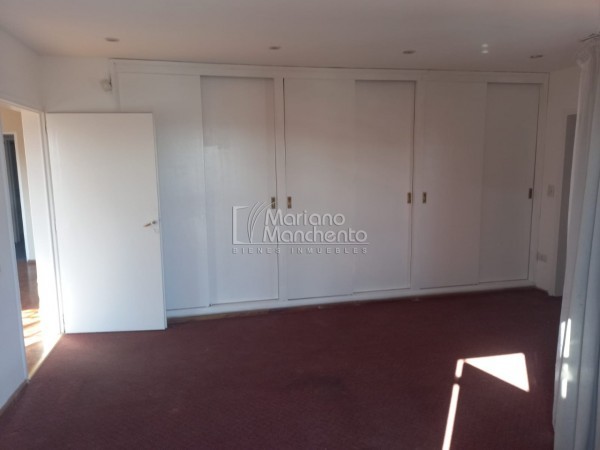 Bº Parque Chacabuco, excelente vivienda de categoría.-