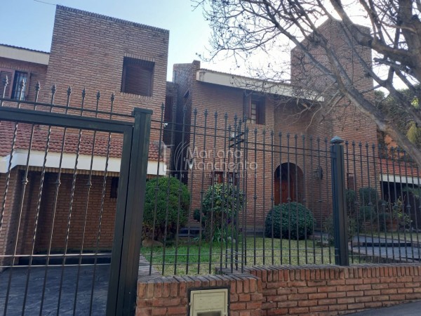 Bº Parque Chacabuco, excelente vivienda de categoría.-