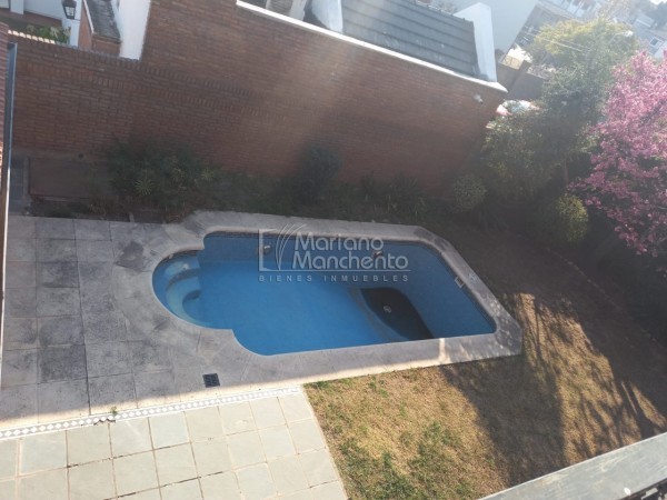 Bº Parque Chacabuco, excelente vivienda de categoría.-