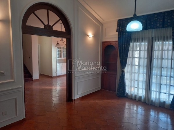 Bº Parque Chacabuco, excelente vivienda de categoría.-