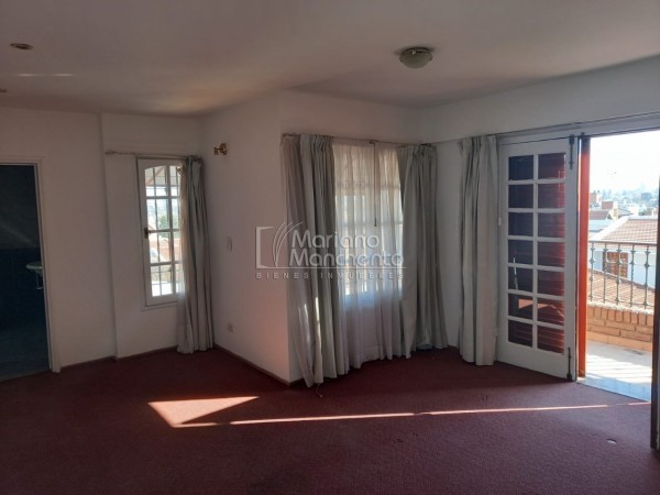 Bº Parque Chacabuco, excelente vivienda de categoría.-