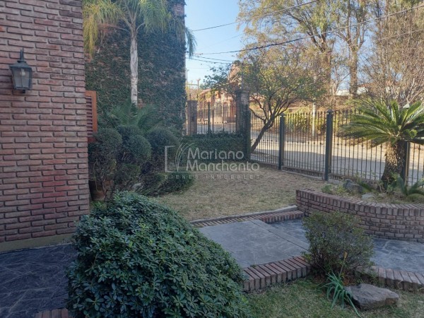 Bº Parque Chacabuco, excelente vivienda de categoría.-