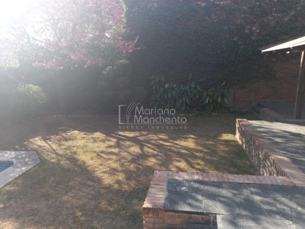 Bº Parque Chacabuco, excelente vivienda de categoría.-