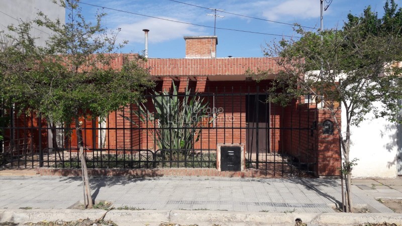 LOS PLATANOS, EXCELENTE VIVIENDA CON PILETA " SEÑADA" 
