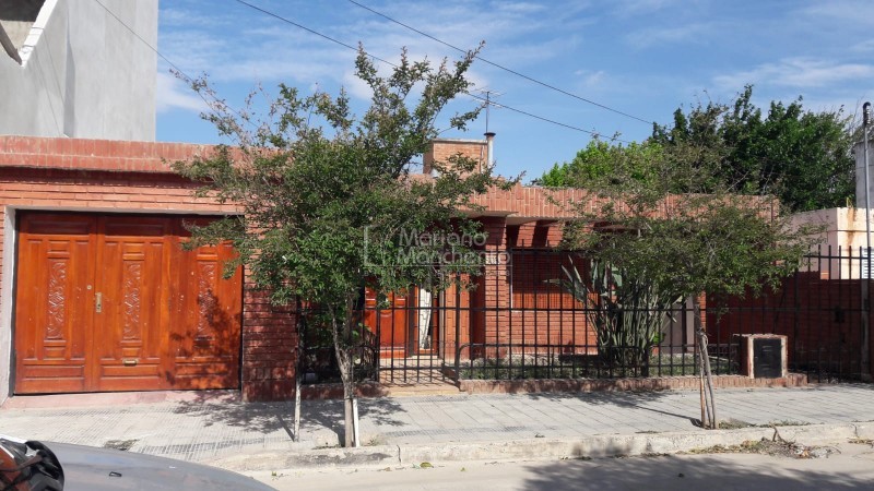 LOS PLATANOS, EXCELENTE VIVIENDA CON PILETA " SEÑADA" 