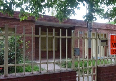 Villa Adela, linda zona, apta banco.-