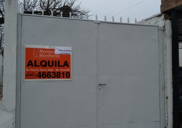 Alberdi, casa interna sobre calle principal del barrio.- 