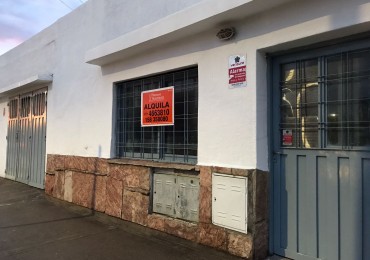 Salon comercial con local, espectacular zona sobre calle cacheuta.- 