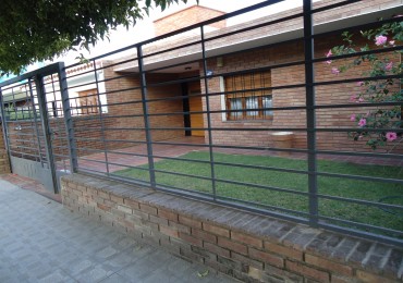 B° Los naranjos, sobre calle Maestro Vidal, impecable.-