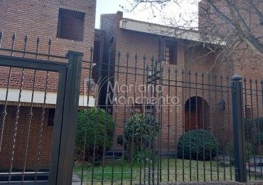 Bº Parque Chacabuco, excelente vivienda de categoría.-